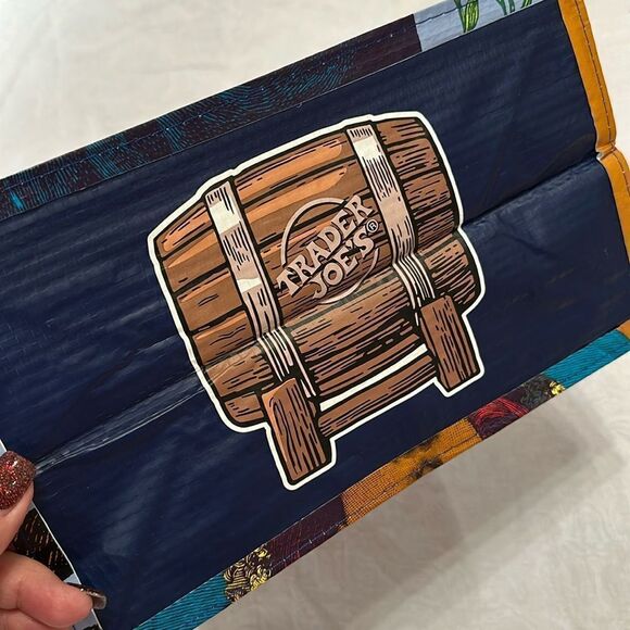 Trader Joe’s Plastic Reusable Shopping Tote Bag 6 Gallon Kentucky Collectible - Picture 4 of 11